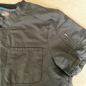 Dickies multi-pocket scrub top